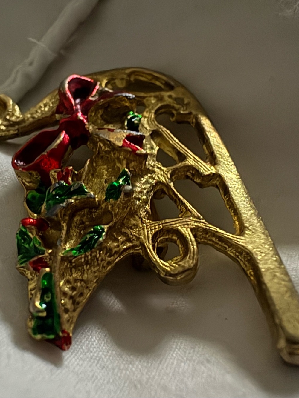 Gold Leaf Design Women's Brooch - Gold Tone Fashion Accessory